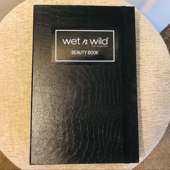 Wet n Wild Beauty Book - Picture 2 of 8